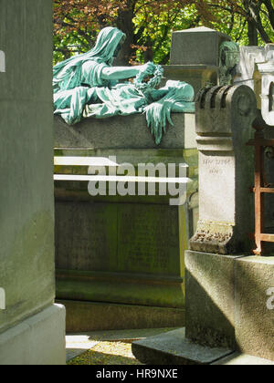 Eine aufwendige Statue auf einem Grab im Friedhof Pere Lachaise in Paris, Frankreich. Stockfoto