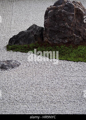 Eine Detail-Aufnahme von einem Felsen in einem Zengarten in Kyoto Japan. Stockfoto