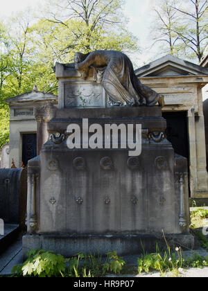 Eine aufwendige Statue auf einem Grab im Friedhof Pere Lachaise in Paris, Frankreich. Stockfoto