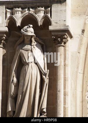 Ein Detail einer Statue eines Heiligen auf der berühmten Kathedrale Notre Dame in Paris, Frankreich. Stockfoto