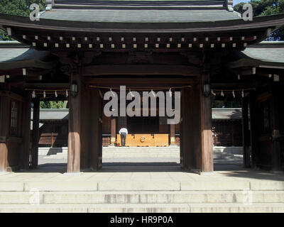 Ein Mann, verbeugte sich im Gebet an Kansenji buddhistischen Tempel in Suginami, Japan, einem Vorort von Tokio. Stockfoto