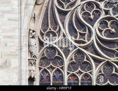 Detail ein Glasfenster in der Kathedrale Notre Dame in Paris, Frankreich. Stockfoto