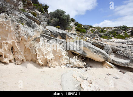 Erodierte Kalksteinfelsen mit Dünen auf Rottnest Island in Western Australia Stockfoto