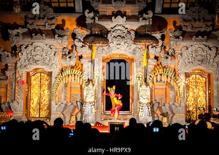 Eine Legong-Tänzerin tritt auf der Bühne während der traditionellen balinesischen Legong- und Barong-Tanzshow im Königlichen Palast in Ubud, Bali, Indonesien auf. Stockfoto