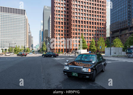 Leere Taxi auf der Straße in Chiyoda Ward, Tokio, Japan Stockfoto