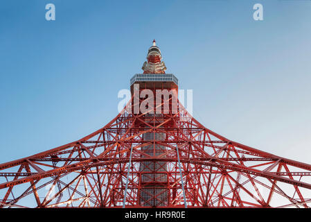 Tokyo Tower ist ein Kommunikations- und Aussichtsturm in der Shiba Koen Bezirk Minato, Tokio, Japan. Sie ist mit 332,9 Metern der zweithöchste st Stockfoto