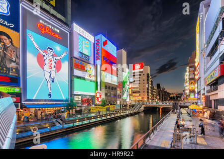 Nachts ist Dotonbori-Dori in Flammen mit Neonröhren von großen Plakaten und TV-Bildschirme, alle blinkenden moderne Werbebotschaften. Jedoch die Stockfoto