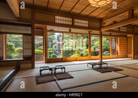 Innenraum eines Tranditional japanischen Tee und Dessert-Hauses mit Zen-Garten in Kyoto, Japan Stockfoto