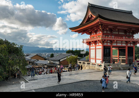 Kiyomizu-Dera, offiziell Otowa-San Kiyomizu-Dera ist eine unabhängige buddhistischer Tempel im Osten Kyoto. Der Tempel ist Teil der historischen Denkmäler von Stockfoto