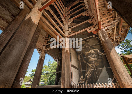 Die Nio sind ein paar Protektoren, die häufig außerhalb der Tempel-Tor in japanischen buddhistischen Tempeln, auf beiden Seiten des Eingangs Wache. Stockfoto