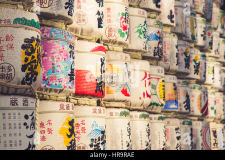 TOKYO, JAPAN - 30 März: Eine Sammlung von japanischen Sake-Fässer gestapelt ist an der japanischen Meiji-Schrein. Stockfoto