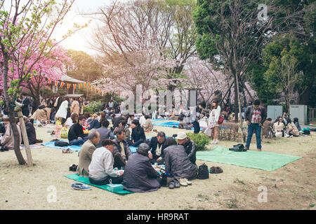 TOKYO, JAPAN - 1. April 2016: Tokyo Menschenmenge genießen Kirschblüten-Festival in Ueno-Park. Stockfoto