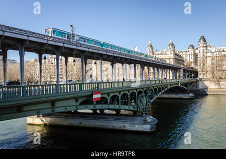 Paris Pont de Bir-Hakeim Stockfoto