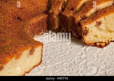 leckere Kuchen Muffins mit Rosinen mit einer Kruste auf eine Platte Makroaufnahme Stockfoto