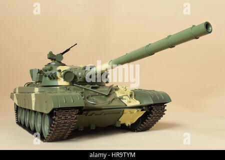 Riesige Feuerkraft Kanone, sowjetischer Panzer t-72, Modell Vorderansicht, tarnen Färbung Stockfoto