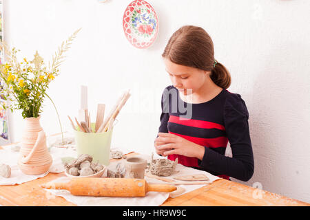 Kinderhände mit Plastilin Stockfoto