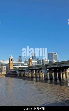 Einen Blick auf Cannon Street Zug und Eisenbahn-Brücke von der Südseite der Themse in London UK KATHY DEWITT Stockfoto