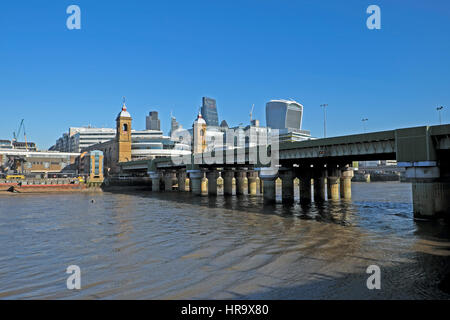 Einen Blick auf Cannon Street Zug und Eisenbahn-Brücke von der Südseite der Themse in London UK KATHY DEWITT Stockfoto