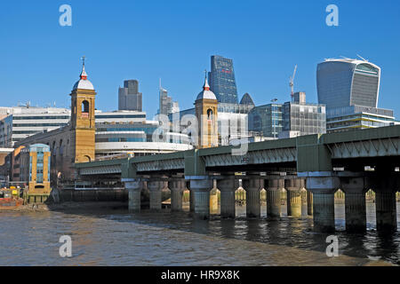 Einen Blick auf Cannon Street Zug und Eisenbahn-Brücke von der Südseite der Themse in London UK KATHY DEWITT Stockfoto