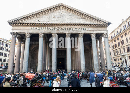 Rom, Italien - 31. Dezember 2016: Der Parthenon voller Touristen im historischen Zentrum von Rom, Italien Stockfoto