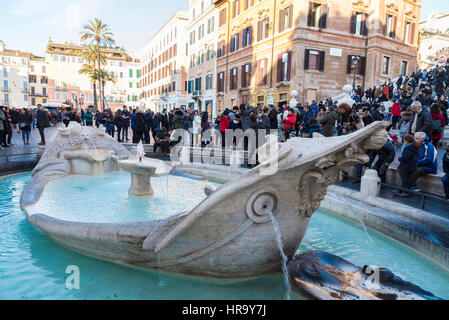 Rom, Italien - 1. Januar 2017: Barcaccia Brunnen auf der Piazza Spagna zu Beginn der spanischen Treppe mit vielen Touristen besuchen das Denkmal in Rom, Stockfoto