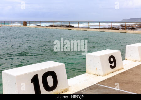 Schwimmbahnen und Block Nummerierung bei Merewether Ozean Bäder schwimmen Pool, Newcastle, New South Wales in Australien Stockfoto
