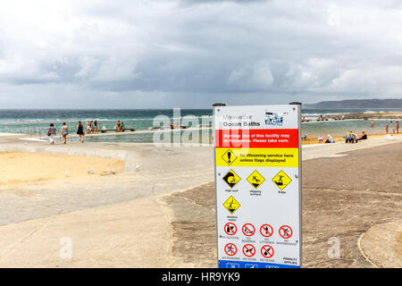 Menschen in Merewether Ocean Bädern in Newcastle, New South Wales, Australien Stockfoto