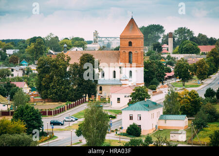 Mir, Weißrussland. Landschaft der Dorfhäuser und Saint Nicolas römisch-katholische Kirche In Mir, Belarus. Berühmte Wahrzeichen. Stockfoto