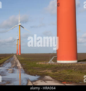 Orange Windkraftanlagen in den Niederlanden auf der Insel Flevoland in der Nähe von Almere mit blauem Himmel Stockfoto