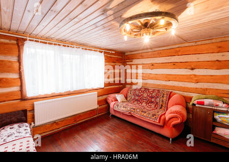 Innere der Toilette In belarussischen und russischen hölzernen Gästehaus im Dorf oder auf dem Land Belarus oder Russland. Öko-Tourismus und Reisen. Stockfoto