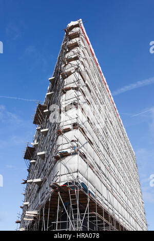 weißes Tuch am Gerüst der hohen Neubau mit konkreten Balkone und blauer Himmel Stockfoto