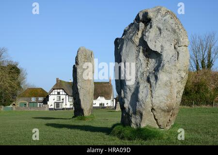 Neolithische Megalithen und Red Lion Pub, Avebury Stone Circle, Wiltshire, UK, Februar 2014. Stockfoto