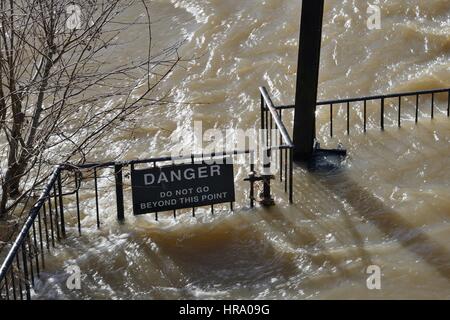 Avon Flussüberschwemmungen mit Gefahr Warnzeichen durch ein Wehr, Bathhampton, Bad und nordöstlichen Somerset, UK, Februar 2014. Stockfoto