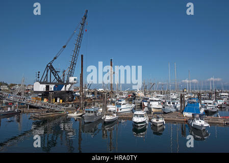 Der geschäftigen Fischereihafen French Creek in der Nähe von Parksville auf Vancouver Island im Austausch der alten Hafen stapeln. Stockfoto