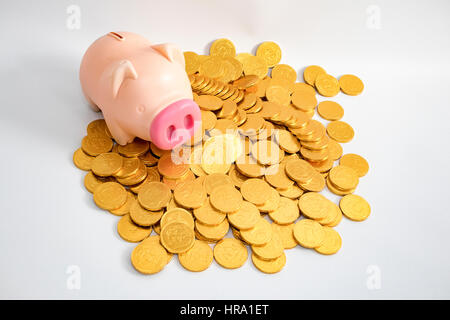 gestapelt und Goldmünzen gesammelt: Konzept des Reichtums und der Investitionen Stockfoto