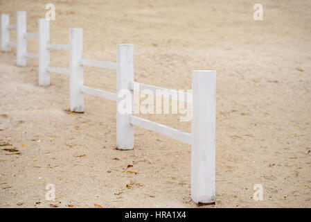 Holzzaun an einem Strand an einem Herbsttag Stockfoto