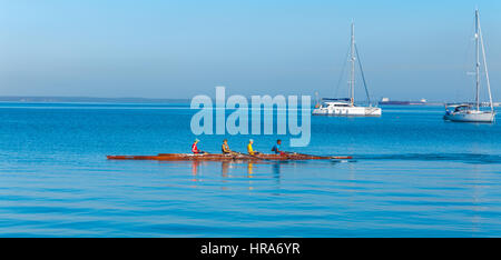 CIENFUEGOS, Kuba - 30. März 2012: multicolor Ruderteam von vier Männern und Yachten Stockfoto