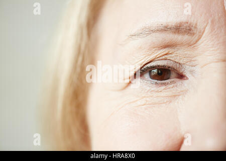 Traurige Augen älteren blonden Frau, Blick in die Kamera, close-up erschossen Stockfoto