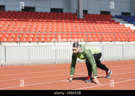 Nahen Ostens männlicher Athlet läuft auf Stadien Sprint Strecke startbereit Stockfoto