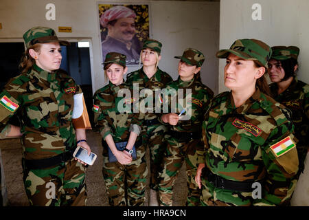 Weibliche Yeziden peshmerga, Dohuk, Irak. Stockfoto