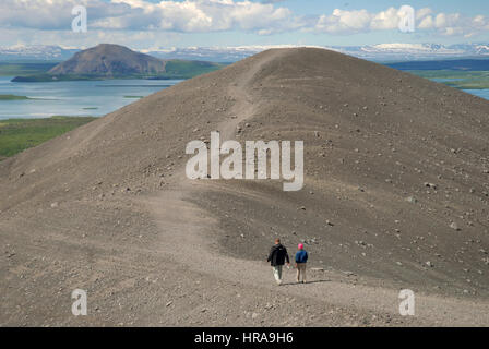 Ein Blick auf den See Myvatn, aus dem Krater Hverfjall Vulkan, Island. Stockfoto