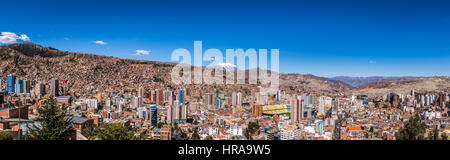 Panoramablick auf La Paz mit Illimani Berg - La Paz, Bolivien Stockfoto