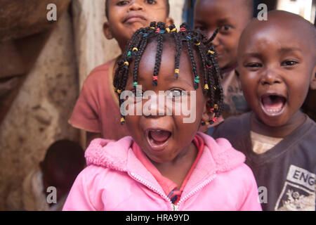 Kinder in einem Waisenhaus in Kibera Slum, Nairobi, Kenia, Ostafrika Stockfoto