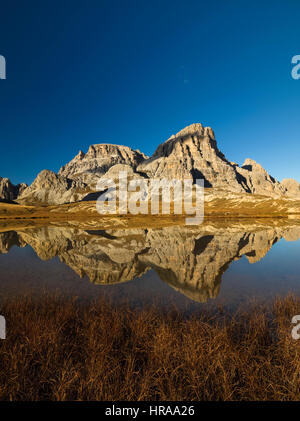 Tre Cime di Lavaredo. Italia. Dolomiti. Herbst. See. Nord-Italien. Stockfoto