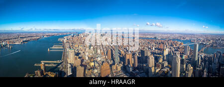 Panorama Luftaufnahme der Skyline von gesamten Manhattan mit Hudson und East River - New York, USA Stockfoto