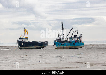 Trawler vor Anker auf dem Schlamm in der Mündung des Flusses Themse an Leigh am Meer Stockfoto