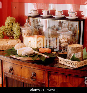 Käse auf einem Beistelltisch. Stockfoto