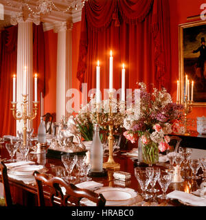 Ein Esszimmer mit brennenden Kerzen. Stockfoto