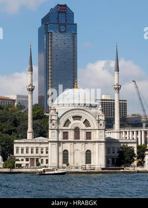 DOLMABAHCE MOSCHEE GESEHEN VON DER FÄHRE AM BOSPORUS, ISTANBUL-TÜRKEI. ISTANBUL-TÜRKEI Stockfoto