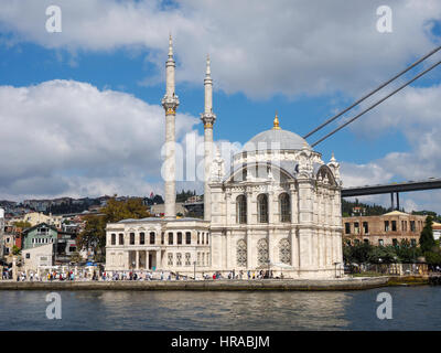 FÄHRVERKEHR WASSER UND BLICK AUF ISTANBUL, DEN BOSPORUS-TÜRKEI Stockfoto